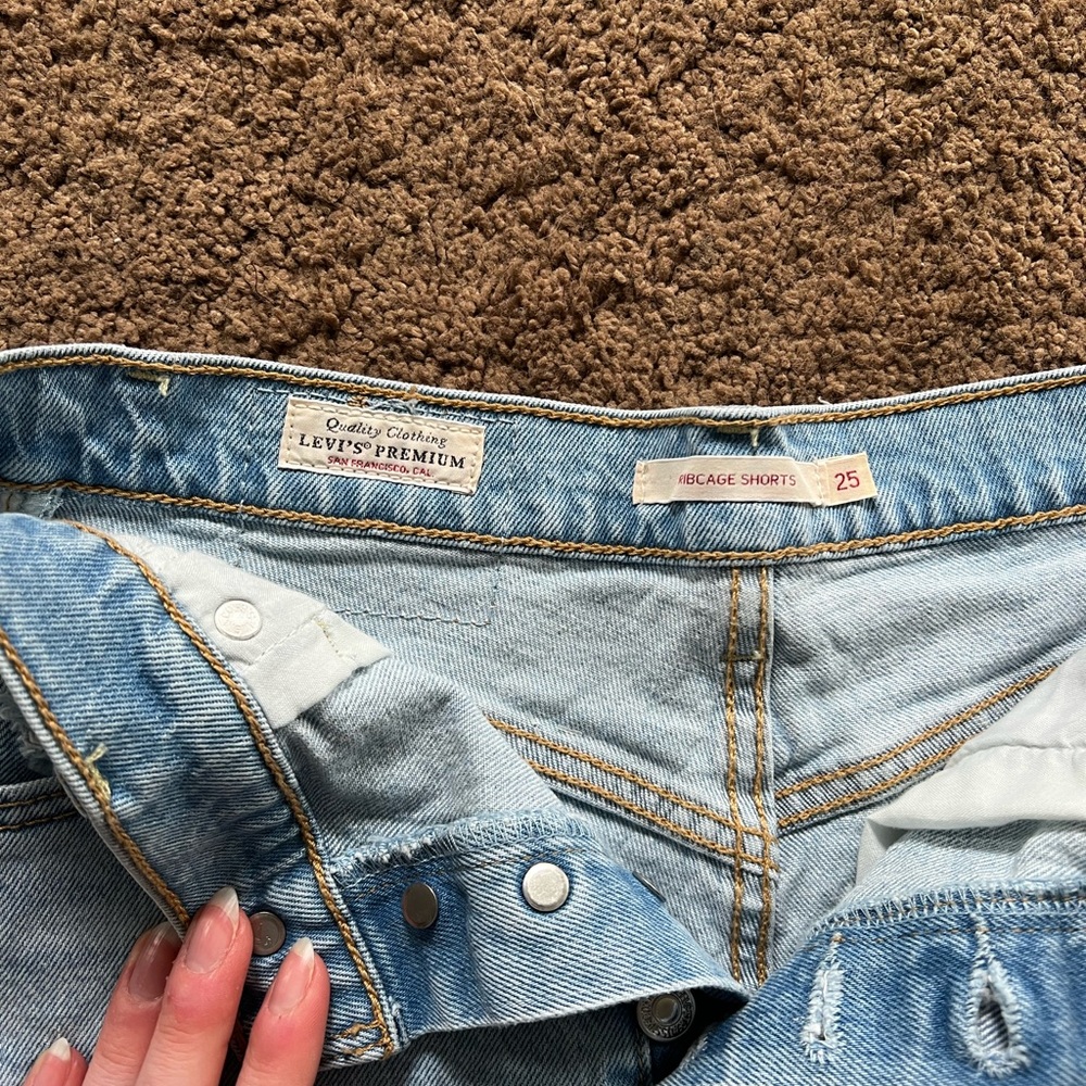 NWT Levi’s Stretch Ribcage Super High Rise Denim Shorts - Picture 3 of 3
